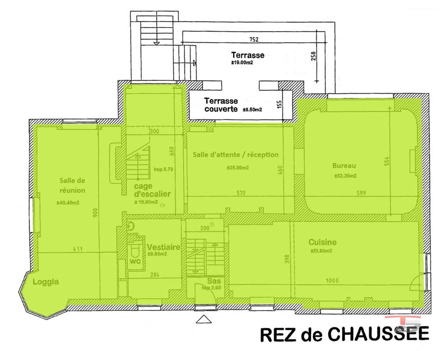 Spacieux immeuble de bureaux avec 2 appartements