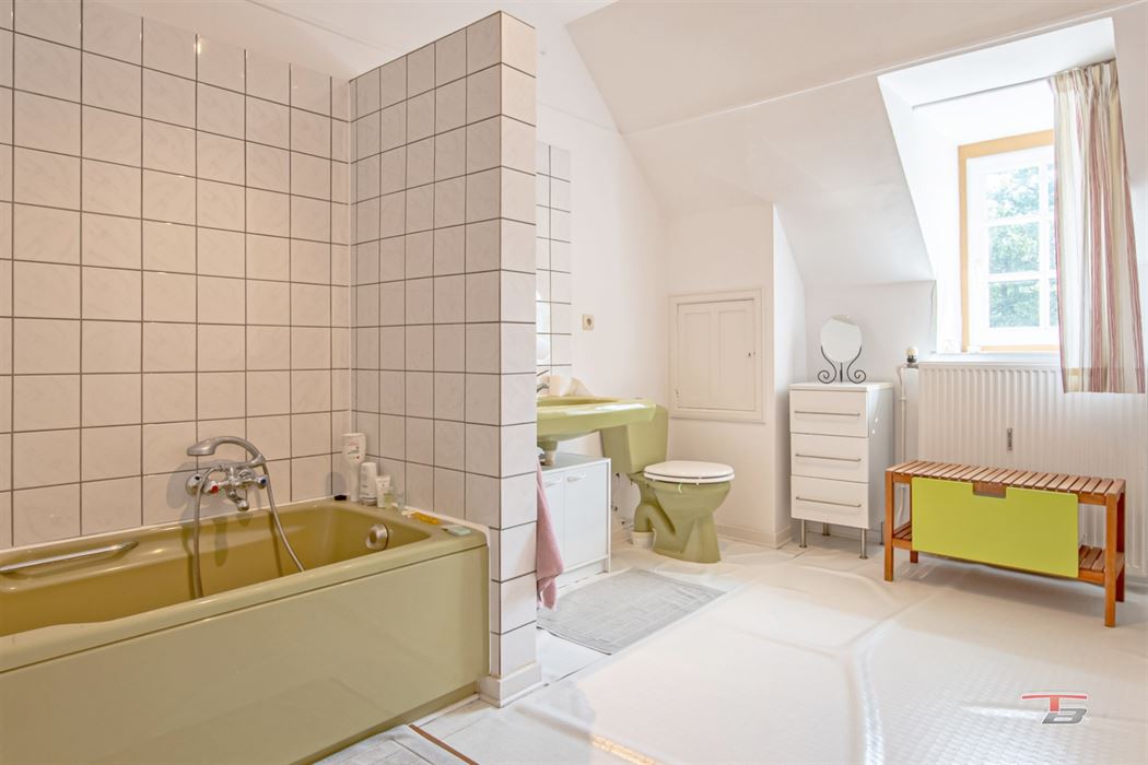 Spacieux immeuble de bureaux avec 2 appartements