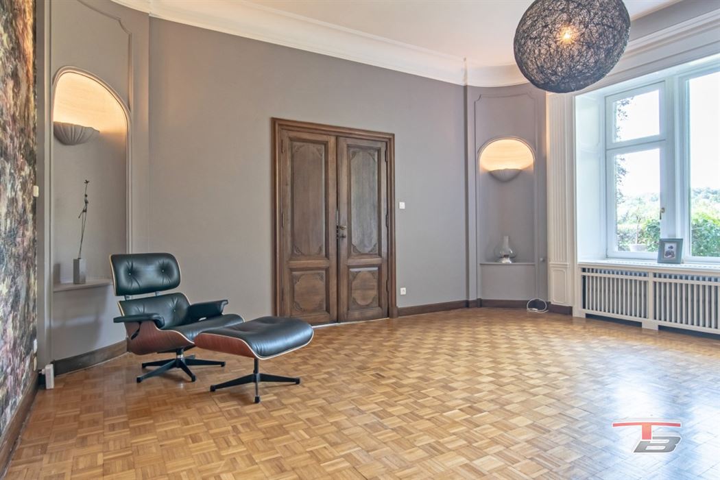 Spacieux immeuble de bureaux avec 2 appartements