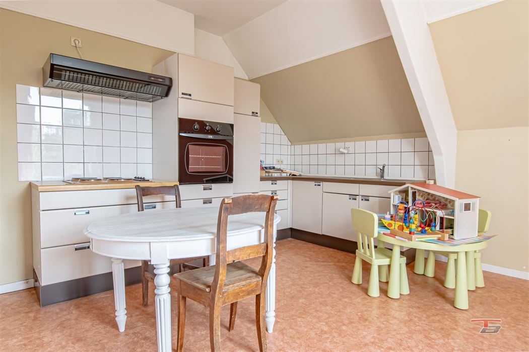 Spacieux immeuble de bureaux avec 2 appartements