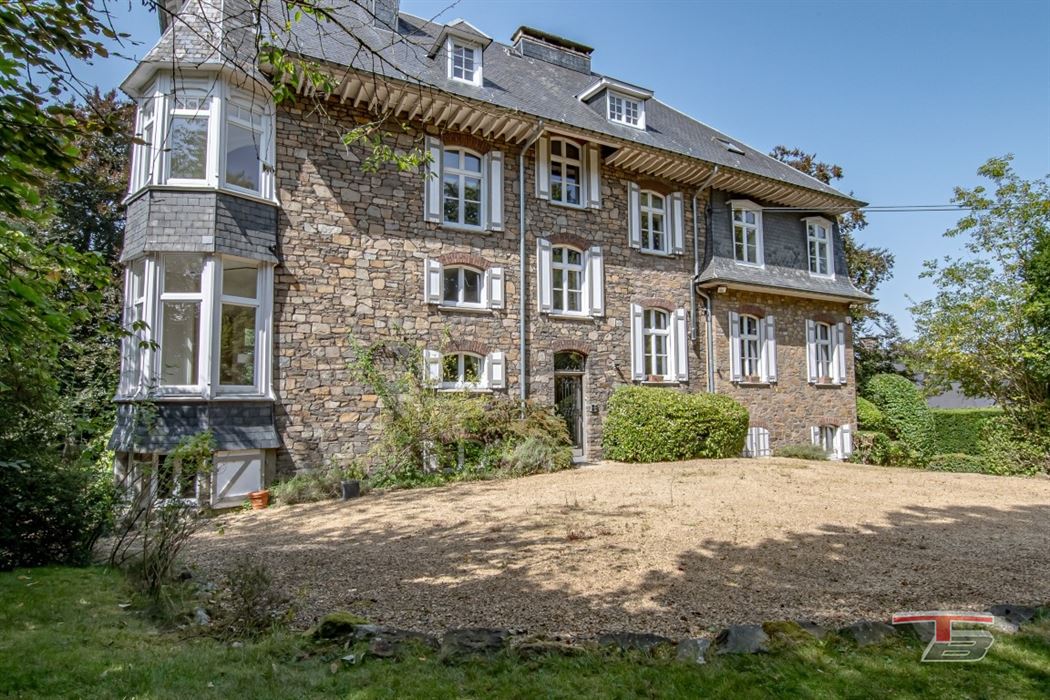 Spacieux immeuble de bureaux avec 2 appartements