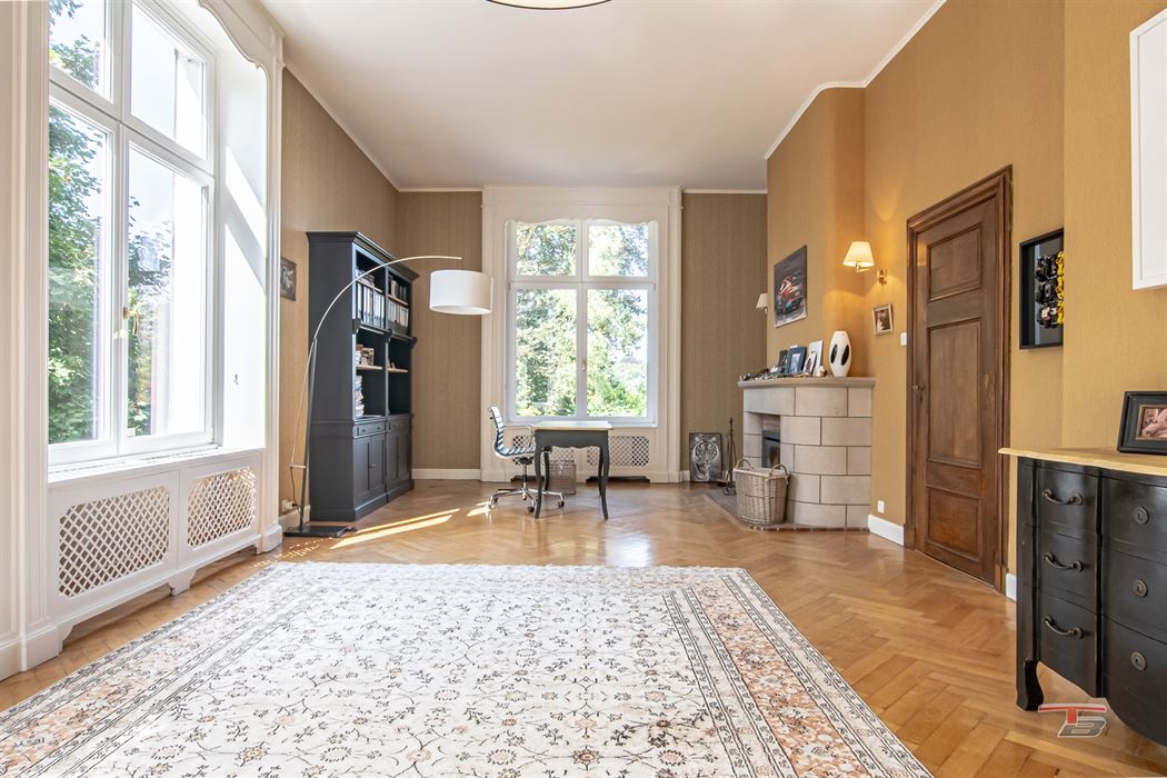 Spacieux immeuble de bureaux avec 2 appartements