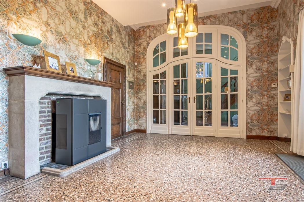 Spacieux immeuble de bureaux avec 2 appartements