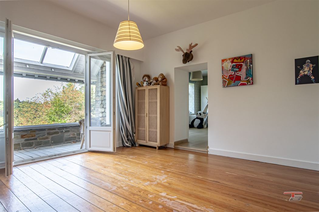 Spacieux immeuble de bureaux avec 2 appartements