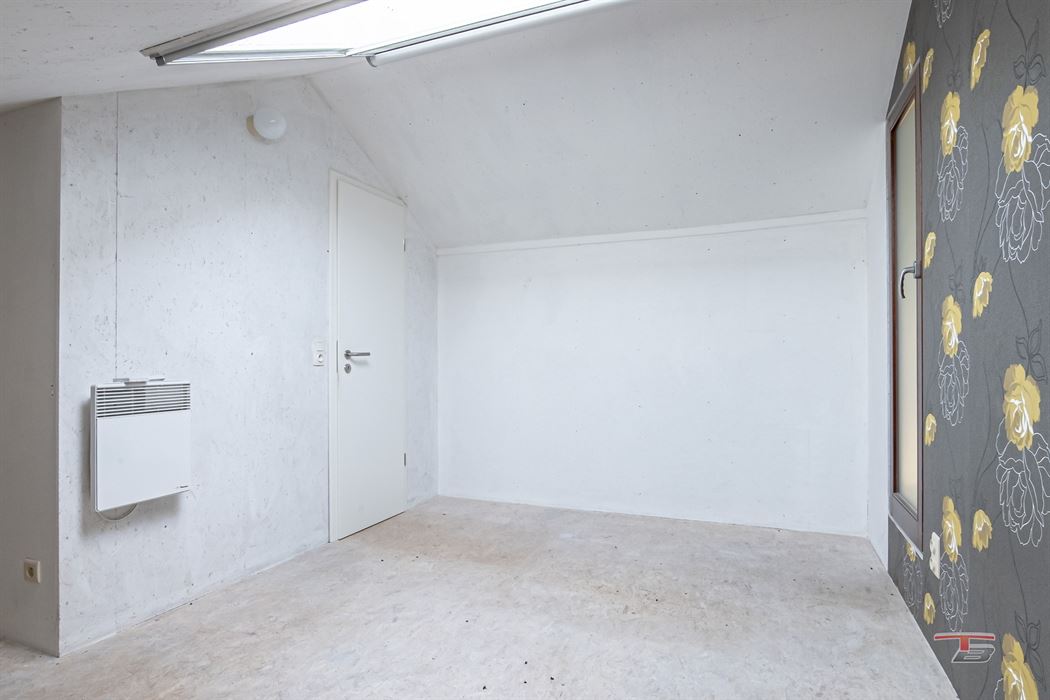 Hall industriel de 300m² bâtis au sol + bureaux/appart. de 337m² s/ terrain de 2.000m².