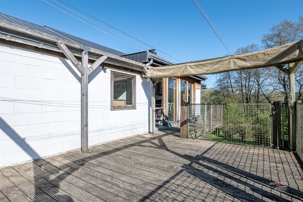 Hall industriel de 300m² bâtis au sol + bureaux/appart. de 337m² s/ terrain de 2.000m².
