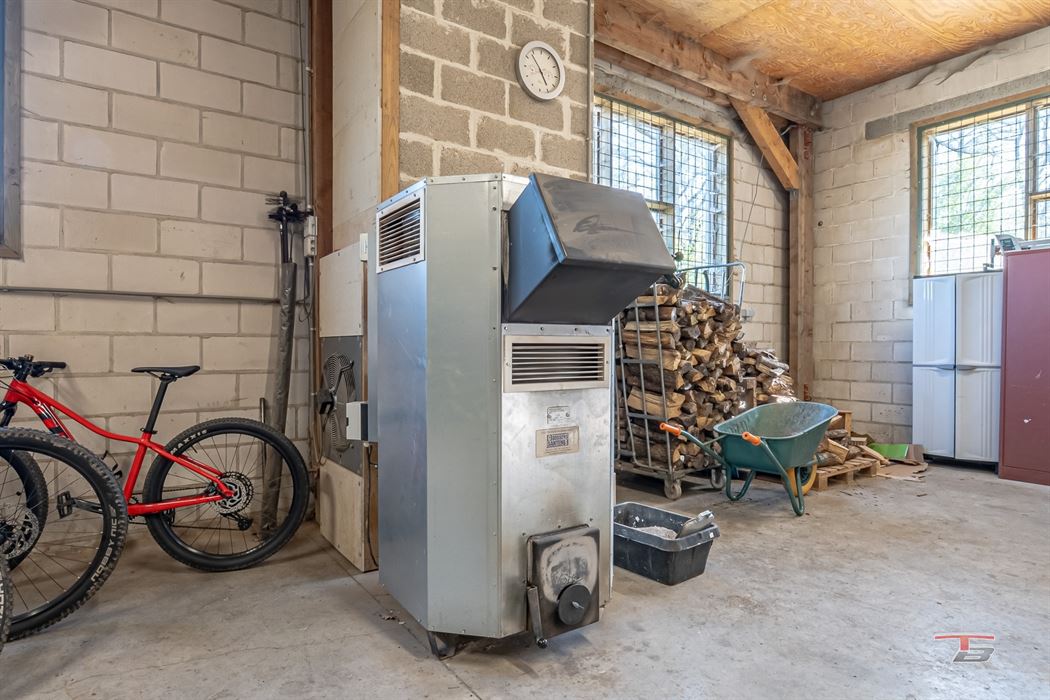 Hall industriel de 300m² bâtis au sol + bureaux/appart. de 337m² s/ terrain de 2.000m².