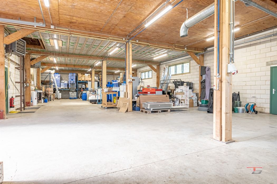 Hall industriel de 300m² bâtis au sol + bureaux/appart. de 337m² s/ terrain de 2.000m².
