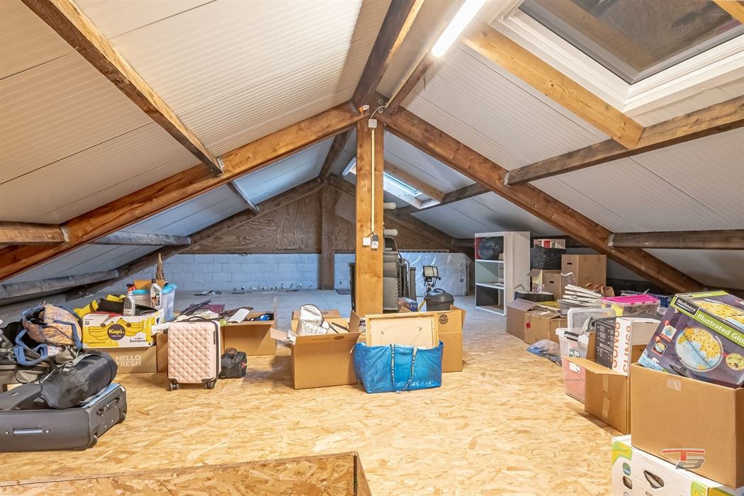 Hall industriel de 300m² bâtis au sol + bureaux/appart. de 337m² s/ terrain de 2.000m².