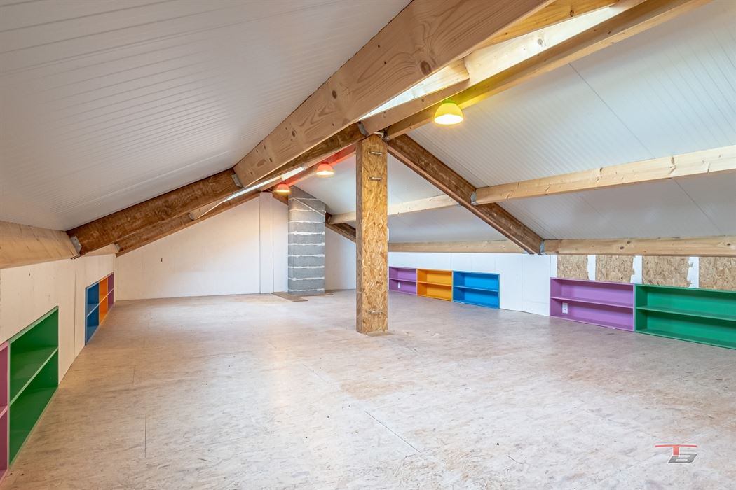 Hall industriel de 300m² bâtis au sol + bureaux/appart. de 337m² s/ terrain de 2.000m².