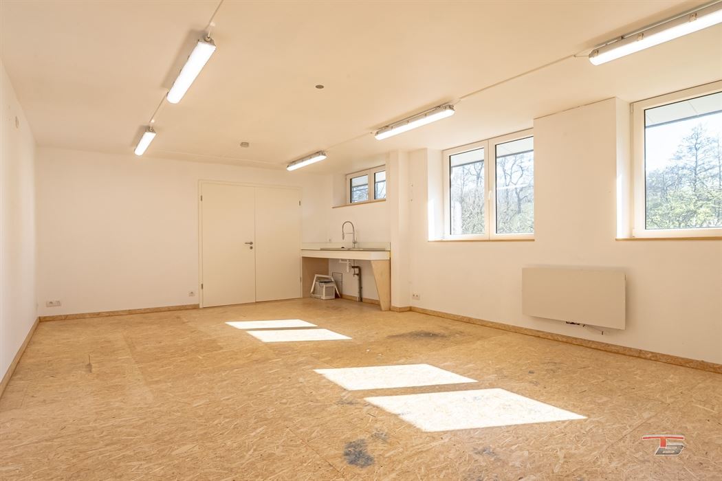 Hall industriel de 300m² bâtis au sol + bureaux/appart. de 337m² s/ terrain de 2.000m².