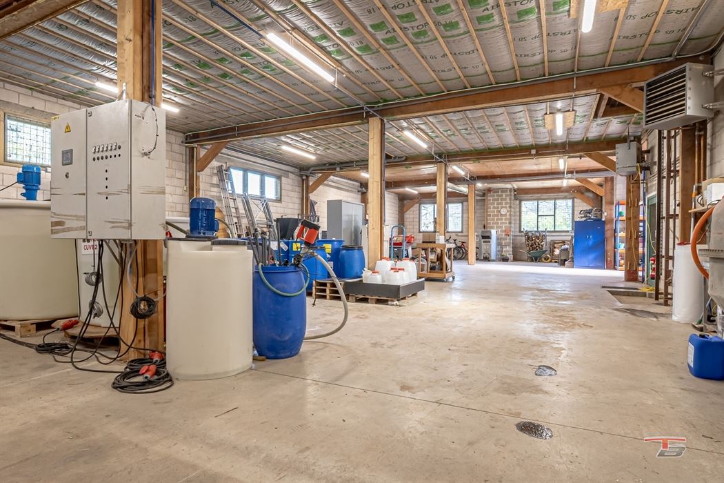 Hall industriel de 300m² bâtis au sol + bureaux/appart. de 337m² s/ terrain de 2.000m².