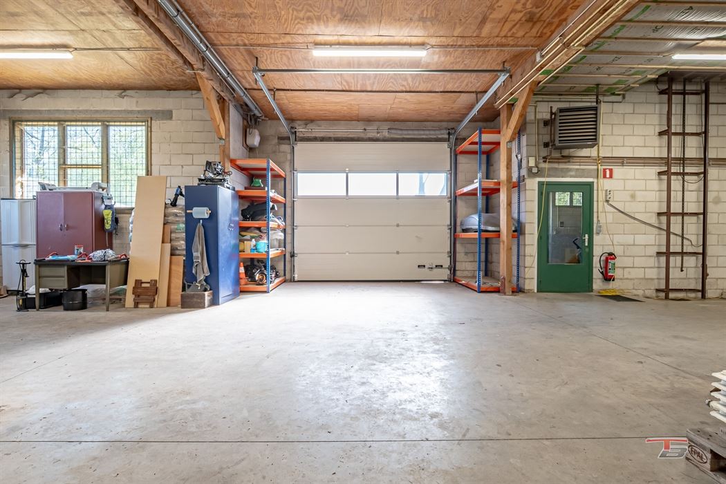 Hall industriel de 300m² bâtis au sol + bureaux/appart. de 337m² s/ terrain de 2.000m².