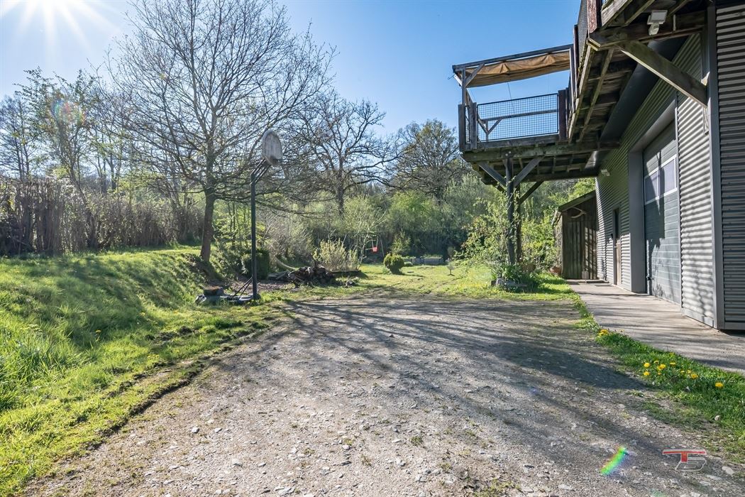 Hall industriel de 300m² bâtis au sol + bureaux/appart. de 337m² s/ terrain de 2.000m².