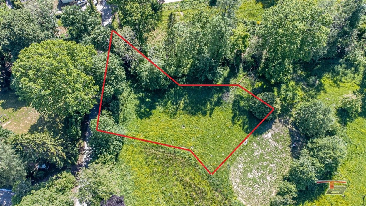 Building plot with no builder restrictions in the hamlet of Ster