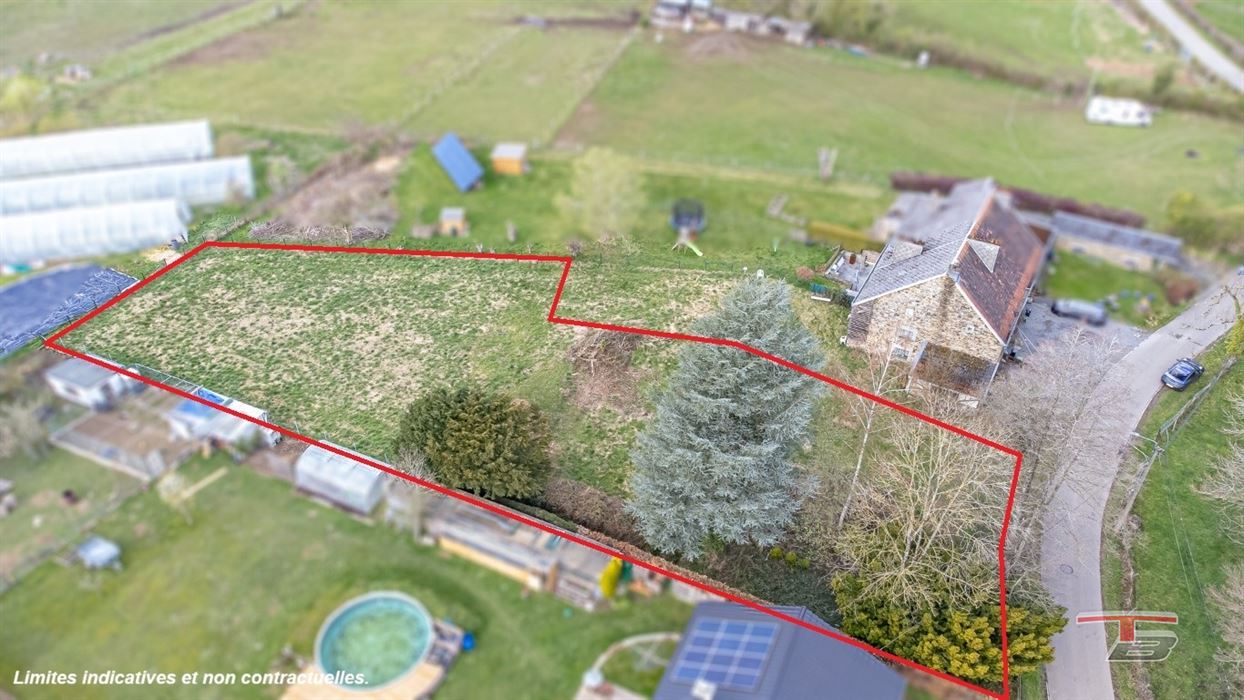 Terrain avec permis pour 2 maisons dans un quartier calme et prisé de Nivezé