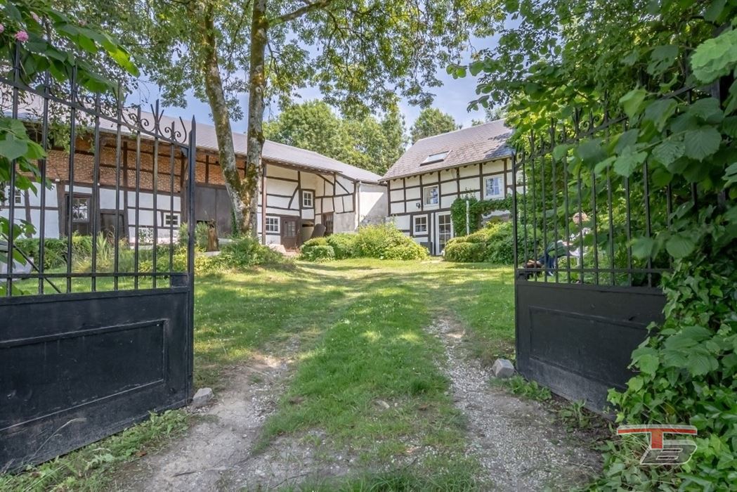 Spacieuse ferme à colombage au coeur du hameau de Roanne