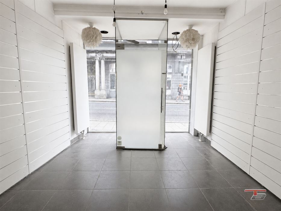Maison de commerce avec surface commerciale sur l'avenue principale