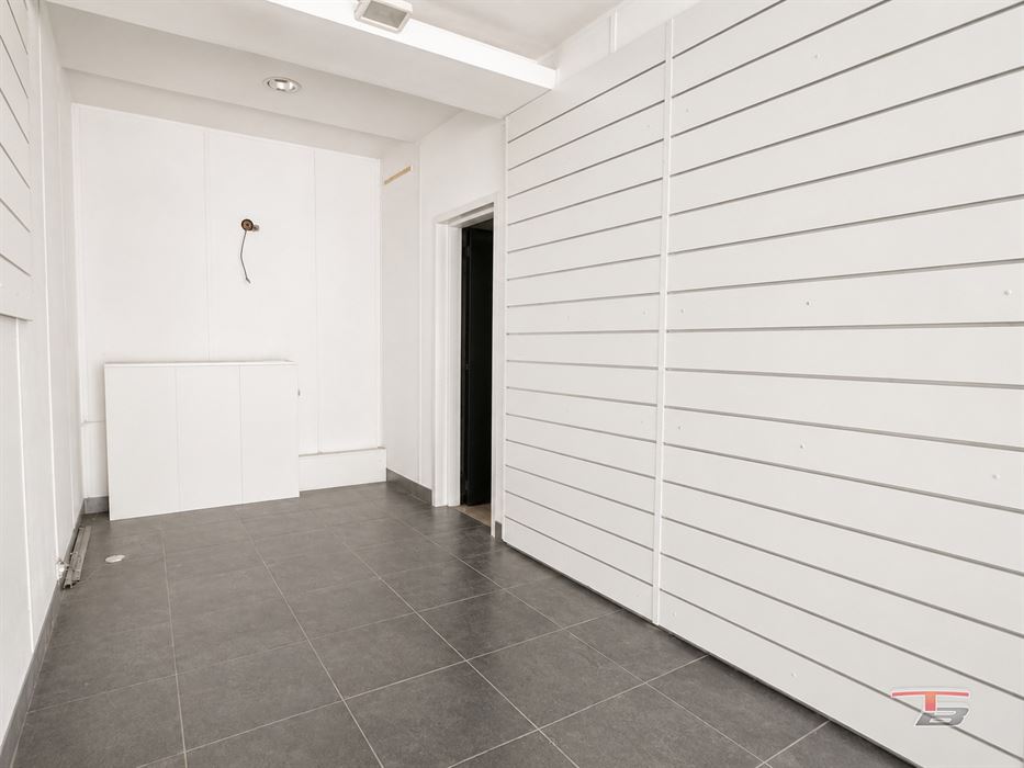 Maison de commerce avec surface commerciale sur l'avenue principale