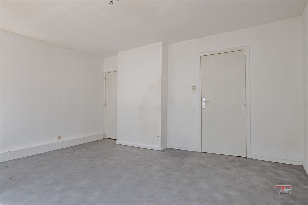 Immeuble de rapport mixte (commerce+ 2 apparts) situé au centre-ville.