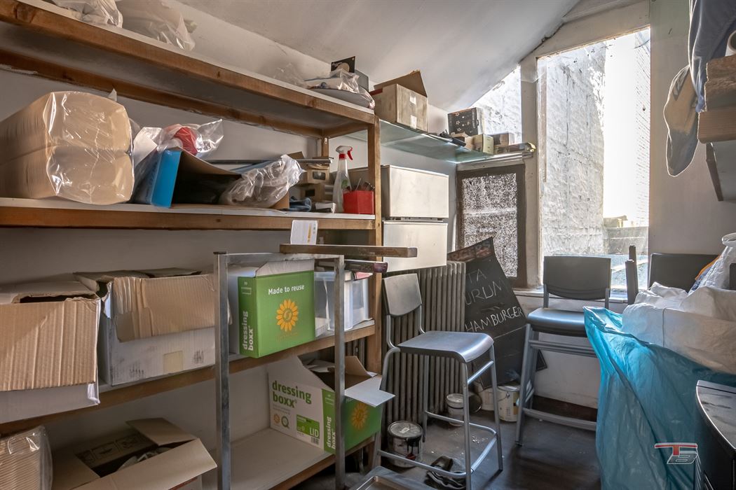 Immeuble de rapport mixte (commerce+ 2 apparts) situé au centre-ville.