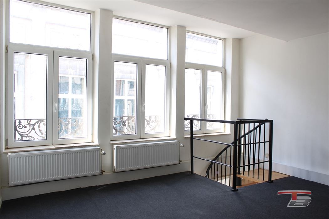 Immeuble de rapport mixte (commerce+ 2 apparts) situé au centre-ville.