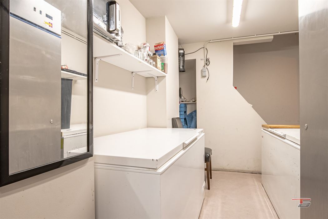 Immeuble de rapport mixte (commerce+ 2 apparts) situé au centre-ville.