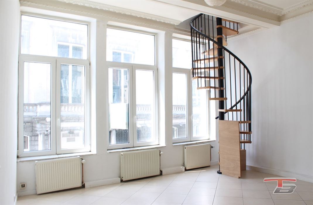 Immeuble de rapport mixte (commerce+ 2 apparts) situé au centre-ville.