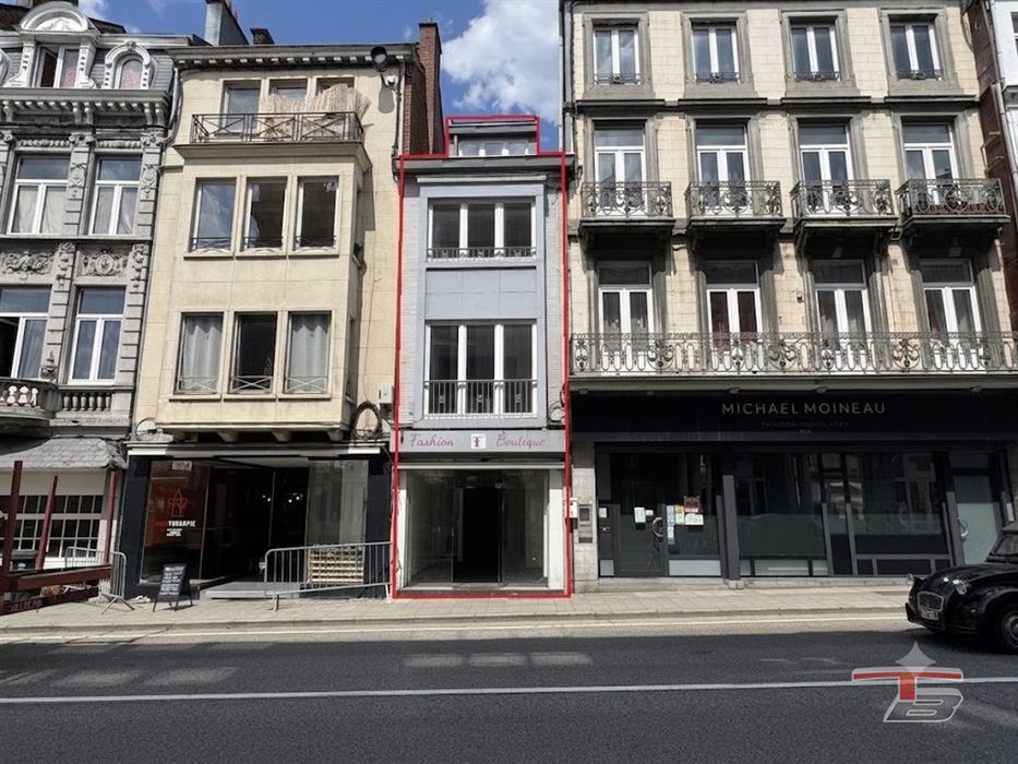 Maison de commerce avec surface commerciale sur l'avenue principale