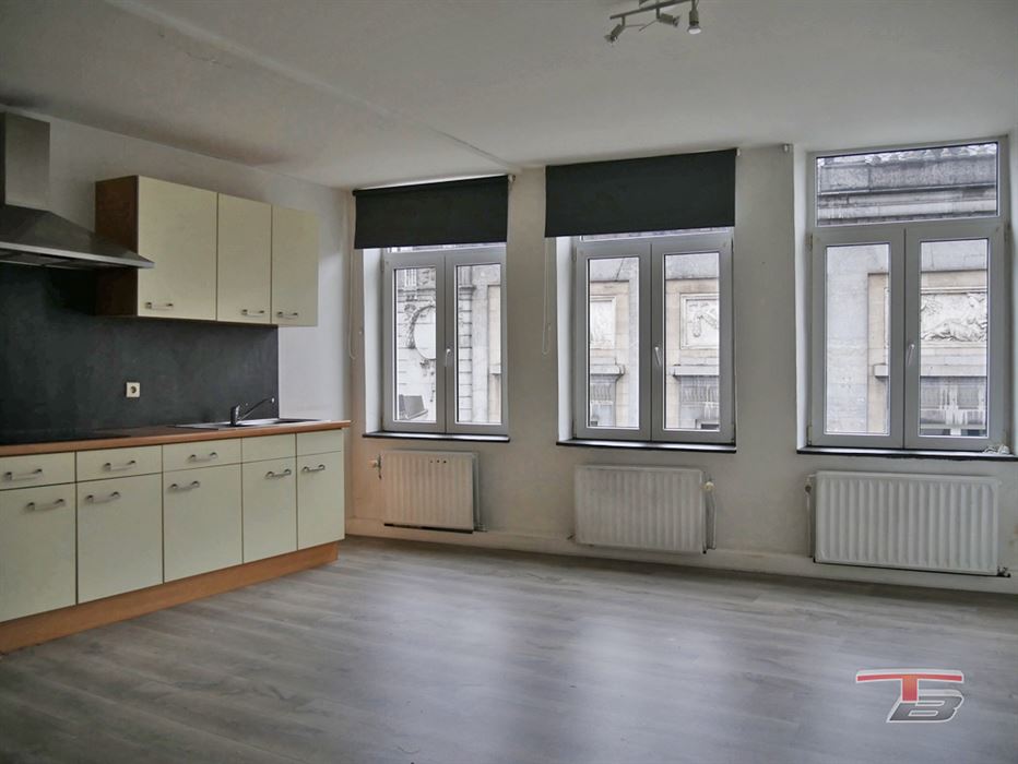 Immeuble de rapport mixte (commerce+ 2 apparts) situé au centre-ville.