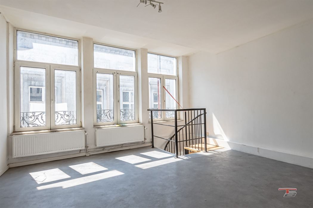 Immeuble de rapport mixte (commerce+ 2 apparts) situé au centre-ville.