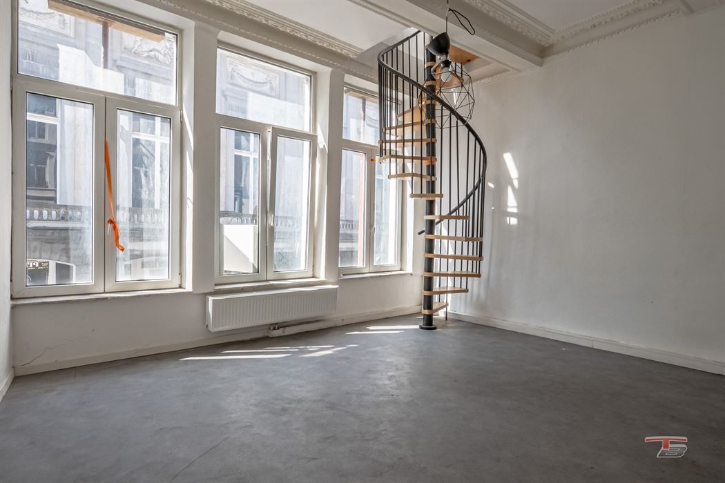 Immeuble de rapport mixte (commerce+ 2 apparts) situé au centre-ville.