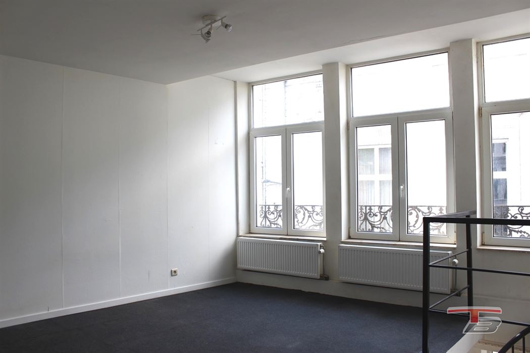 Immeuble de rapport mixte (commerce+ 2 apparts) situé au centre-ville.