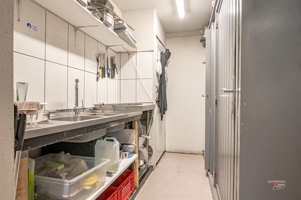 Immeuble de rapport mixte (commerce+ 2 apparts) situé au centre-ville.