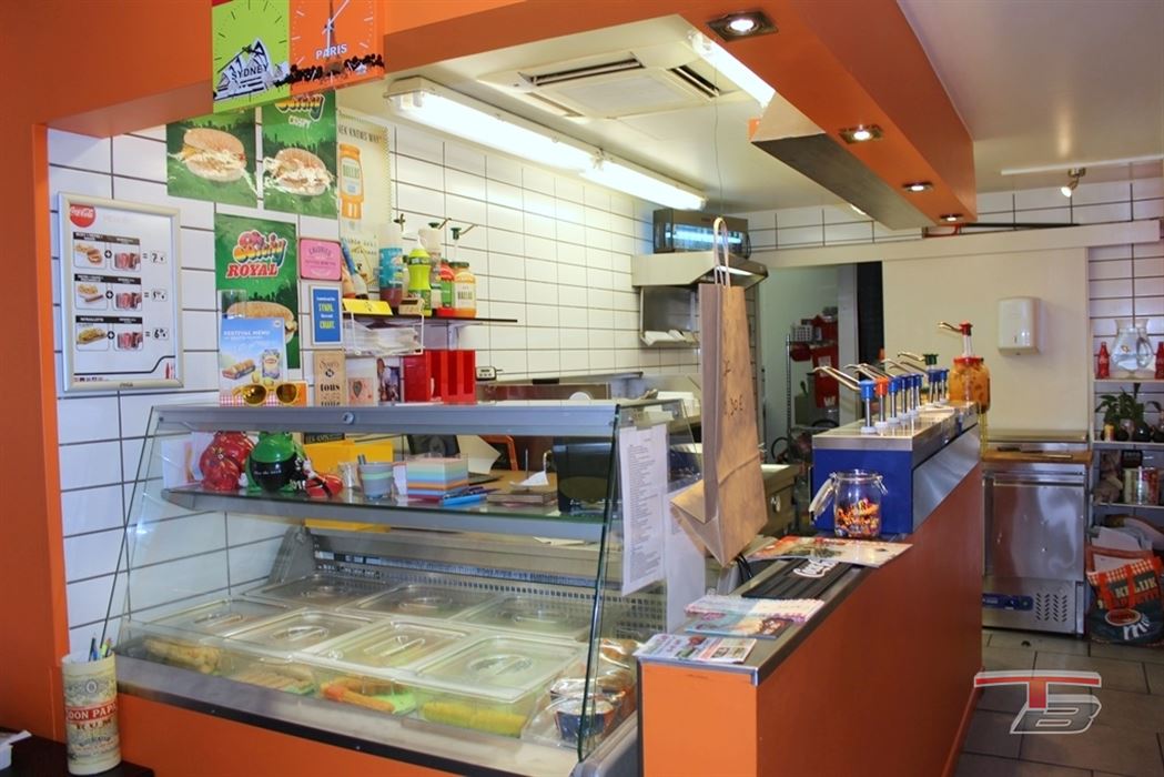 Immeuble de rapport mixte (commerce+ 2 apparts) situé au centre-ville.