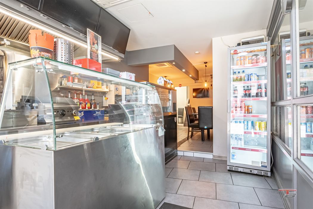 Immeuble de rapport mixte (commerce+ 2 apparts) situé au centre-ville.