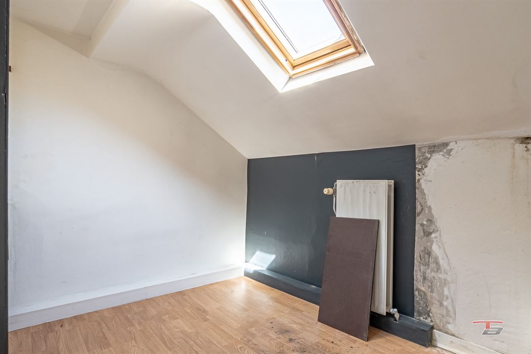 Immeuble de rapport mixte (commerce+ 2 apparts) situé au centre-ville.
