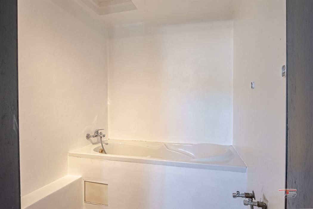 Immeuble de rapport mixte (commerce+ 2 apparts) situé au centre-ville.
