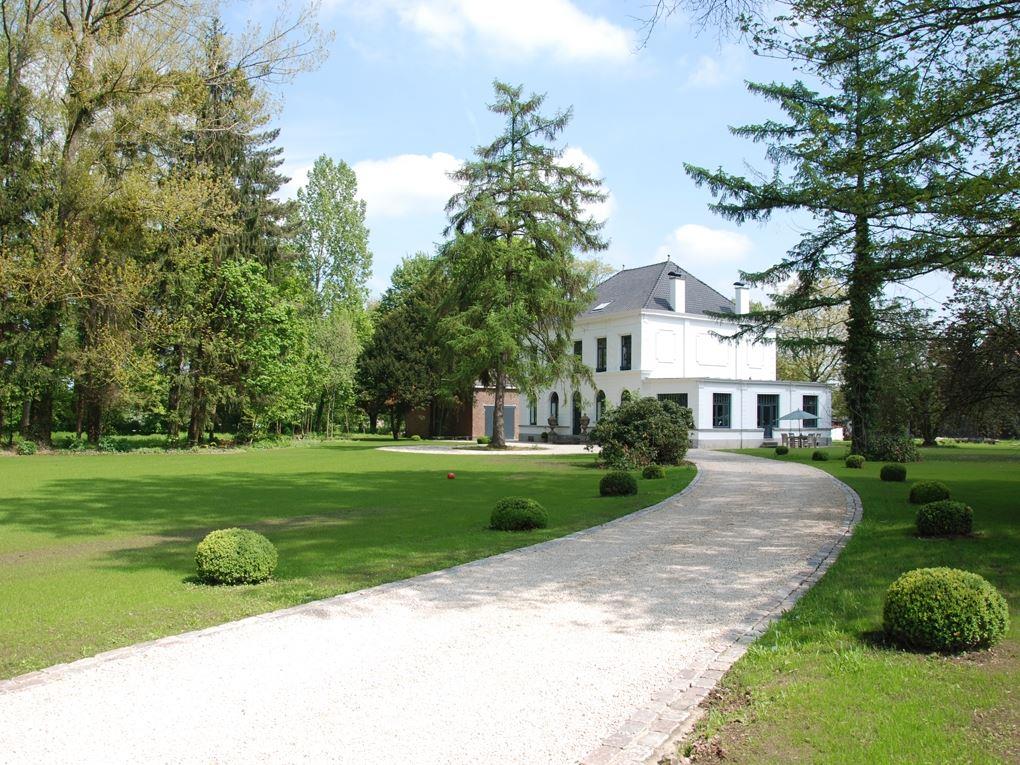 Gerenoveerd landhuis in een park van ± 1,3ha