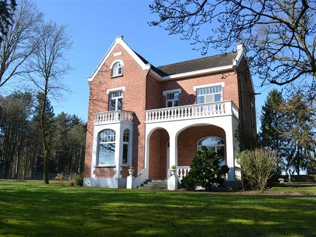 Knap gelegen charmant herenhuis met bijbouw