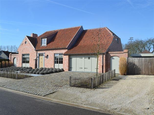 Recente villa met kwalitatieve afwerking