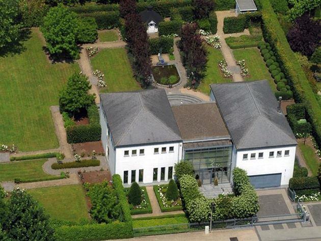 Moderne villa met bouwgrond