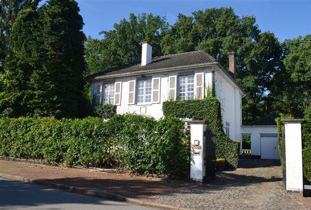 Te renoveren karaktervolle villa met groen zicht