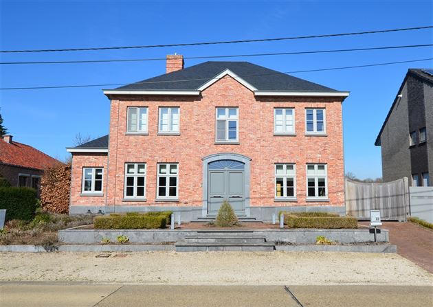 Recente villa met kwalitatieve afwerking