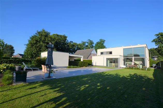 Rustig gelegen moderne villa met zwembad