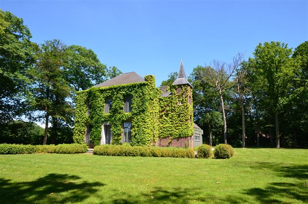 Gerenoveerd kasteeldomein op ± 1,20 ha
