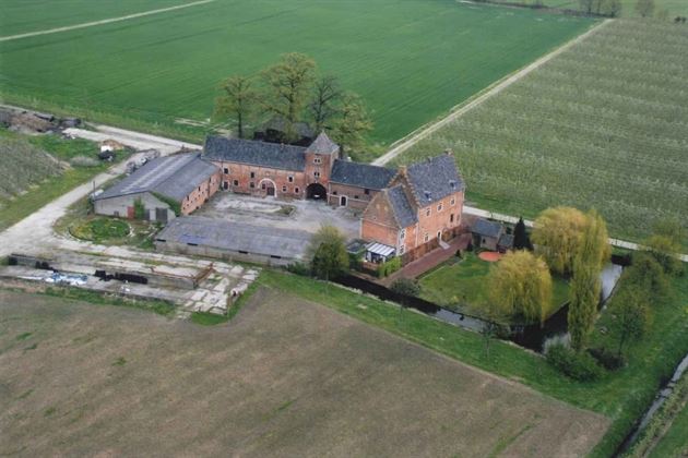 Te renoveren kasteelhoeve