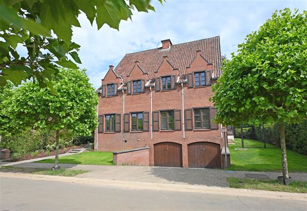 Op te frissen villa in de Willemswijk