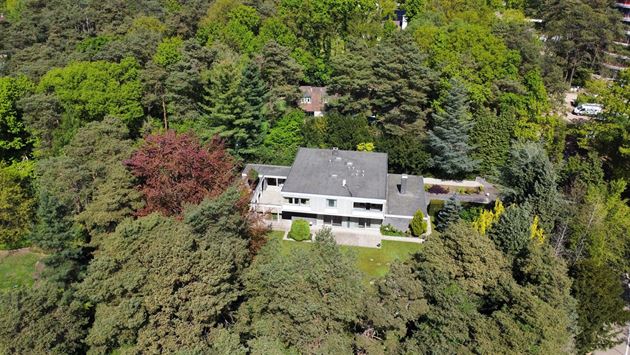 Unieke karaktervolle villa verscholen in het groen nabij het centrum