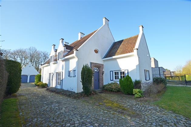 Klassieke op te frissen villa op fietsafstand van de stad